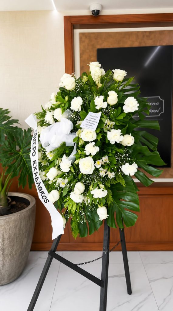 Corona Fúnebre. Medallón Fúnebre con rosas blancas. Envío a domicilio en Funerarias de Guadalajara